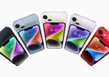 Linha de iPhones 14 em várias cores exibidos em posição inclinada, ilustrando matéria sobre leilão da Receita Federal com preços reduzidos.