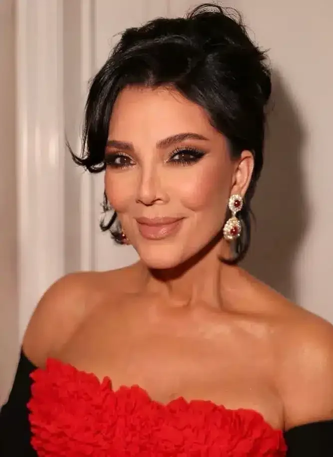 Maquiagem com efeito lifting, destacando o blush e contorno para um rosto mais jovem e natural.