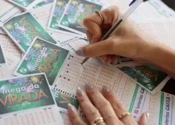 Pessoa marcando números do bilhete da Mega da Virada nas últimas horas antes do sorteio milionário.