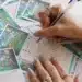Pessoa marcando números do bilhete da Mega da Virada nas últimas horas antes do sorteio milionário.