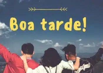 Três amigos de costas desejando boa tarde em meio a uma paisagem deslumbrante com céu azul e montanhas.