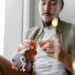 Homem crocheting um brinquedo de crochê com fios coloridos, criando um presente feito à mão com atenção e carinho.