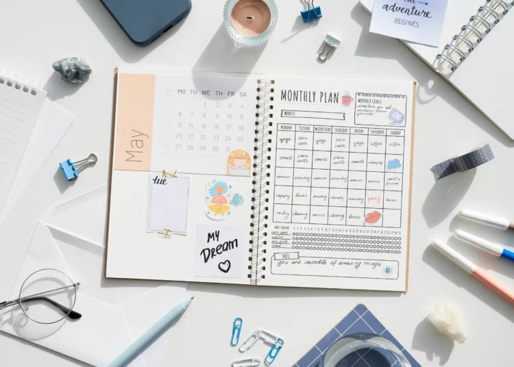 Planner mensal de 2026 com detalhes de organização e planejamento, incluindo metas e anotações motivacionais.