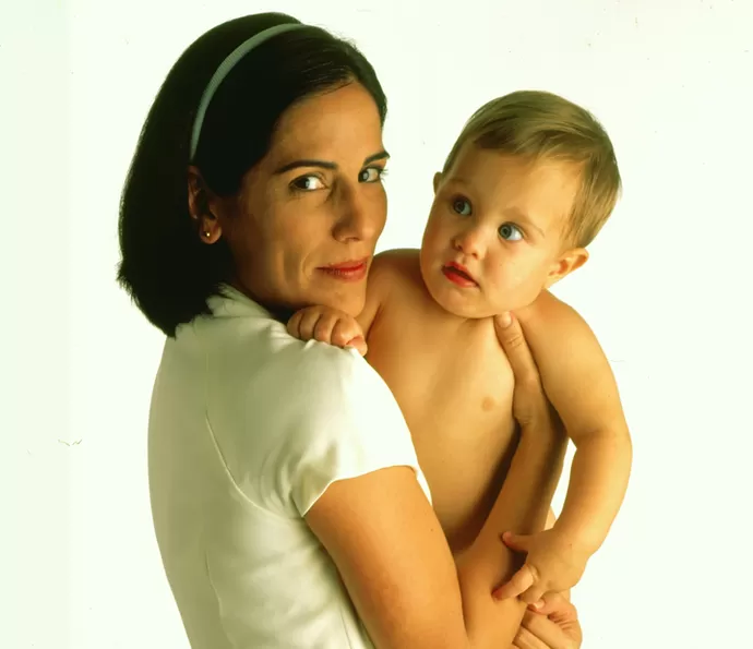 Cena emblemática de Novela Anjo Mau irá reprisar, personagem principal com bebê no colo.