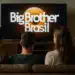 Família assiste BBB na TV após participante Babu afirmar tomar banho dia sim e dia não e causar debates.