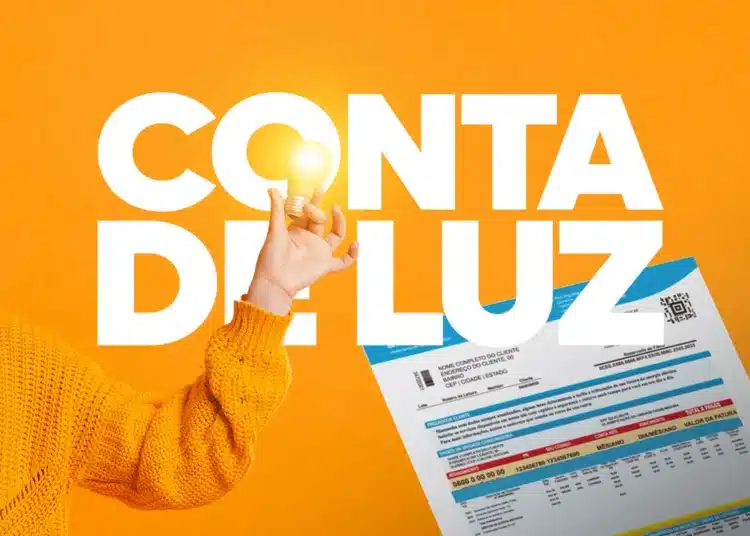 Pessoa de suéter laranja segura lâmpada acesa ao lado de conta de energia elétrica.