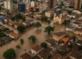 Vista aérea de uma cidade alagada após enchente.