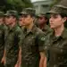 Jovens soldados brasileiros perfilados em uniforme militar.
