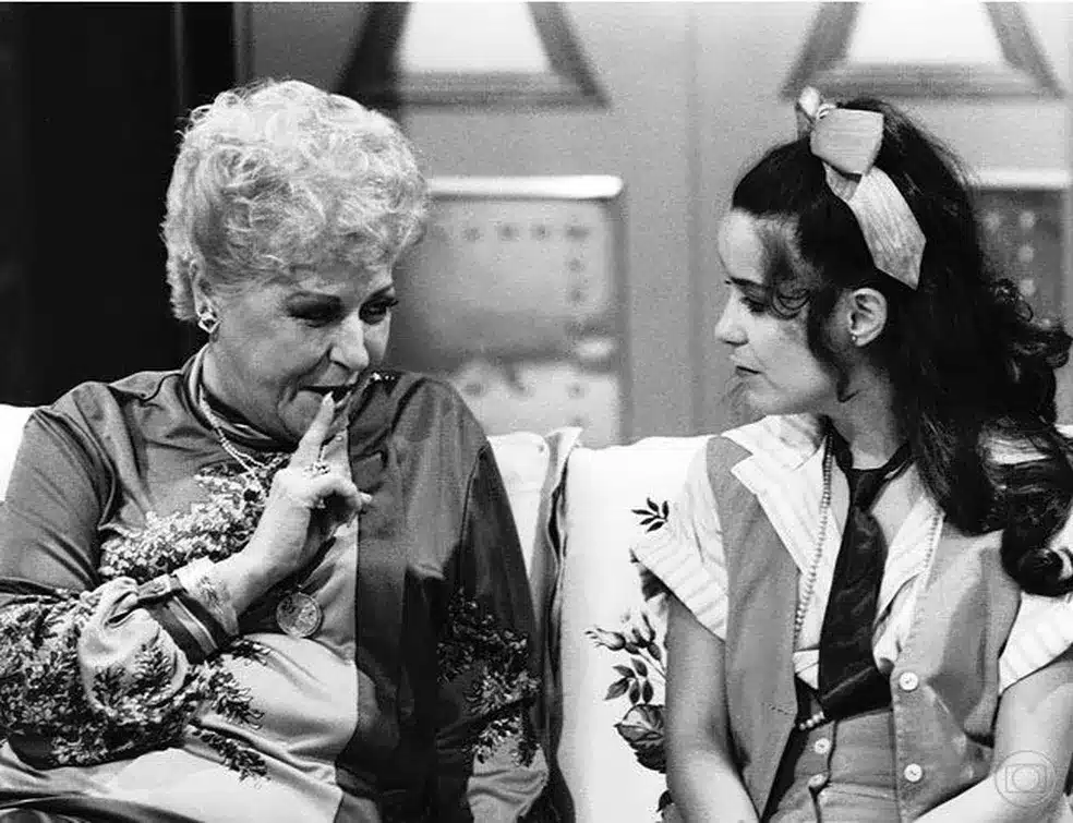 Imagem clássica da novela Feijão Maravilha, que vai reprisar em 2026, mostrando um momento icônico entre personagens femininas.