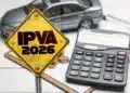 Placa amarela com texto IPVA 2026, calculadora, moedas e modelo de carro cinza ao fundo