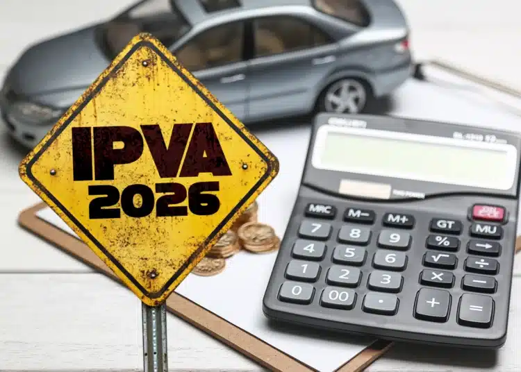 Placa amarela com texto IPVA 2026, calculadora, moedas e modelo de carro cinza ao fundo