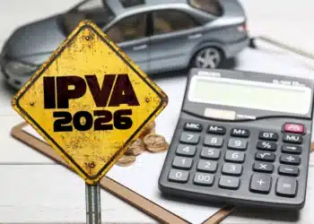 Placa amarela escrita IPVA 2026, ao lado de calculadora, moedas e carro em miniatura.