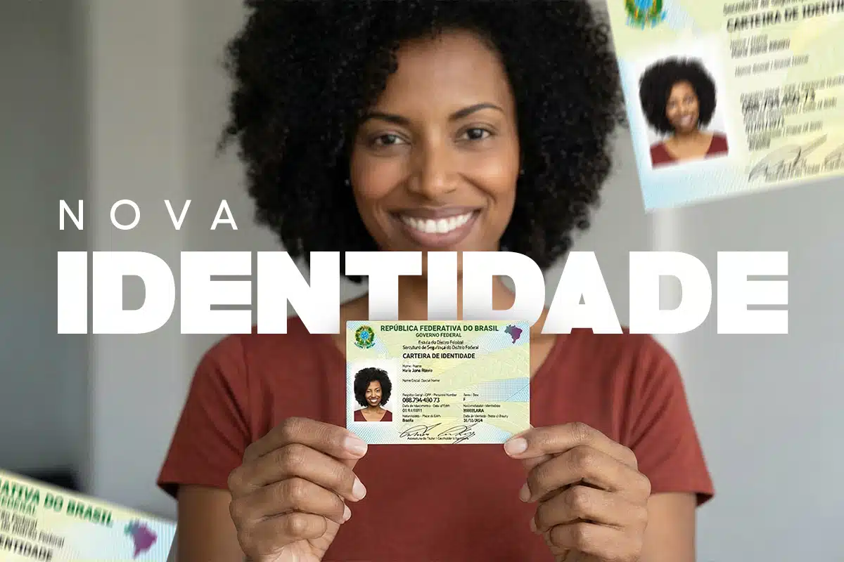 Mulher sorrindo exibe nova identidade; documento será obrigatório em viagens.