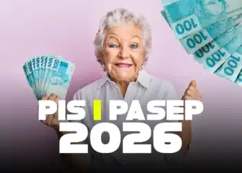 Idosa sorridente segura notas de 100 reais ao lado do texto PIS PASEP 2026