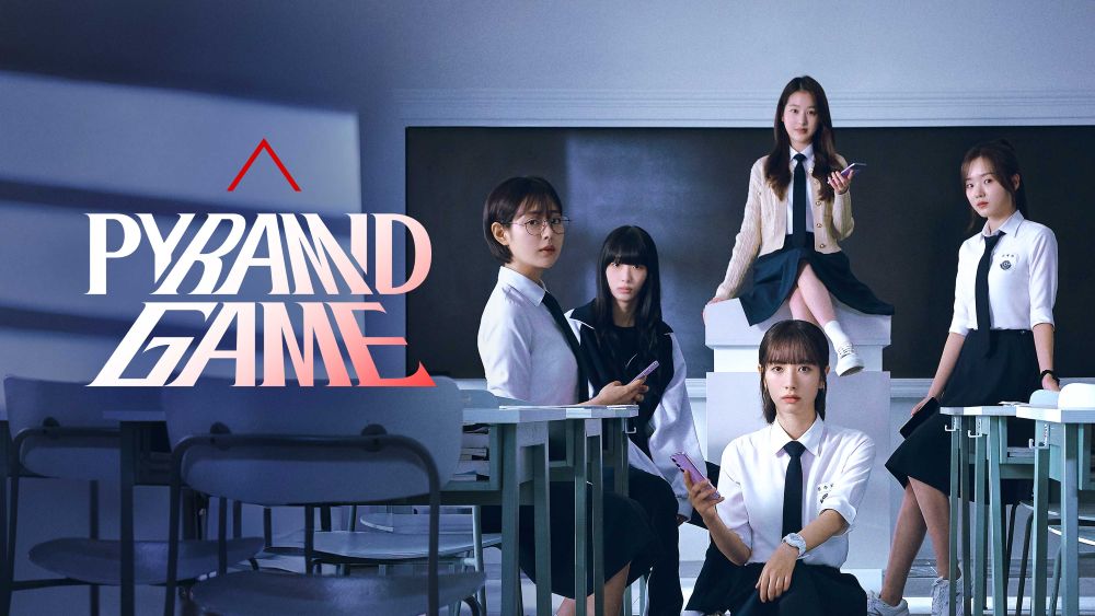 Cartaz do dorama Pyramid Game com cinco estudantes sul-coreanas em uma sala de aula. Elas usam uniformes escolares brancos e saias escuras, segurando smartphones e olhando fixamente para a câmera com expressões sérias.