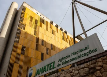 Fachada da sede da Anatel com letreiro e arquitetura moderna.
