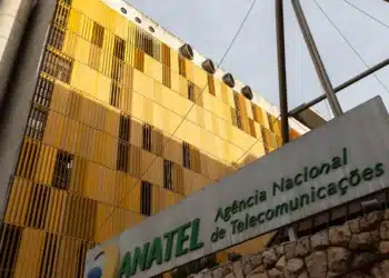 Fachada do edifício da ANATEL, a Agência Nacional de Telecomunicações do Brasil.