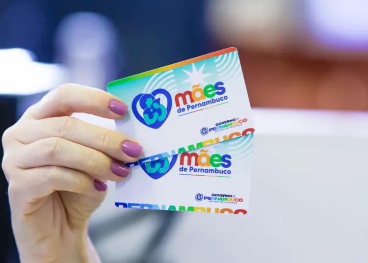 Cartões de Mães de Pernambuco com design colorido em mãos.