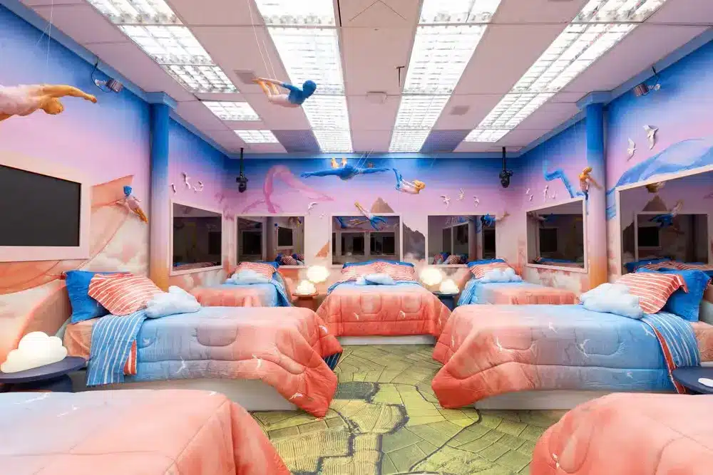 Quarto do BBB 26, projetado com o conceito de 'sonhos e devaneios', com camas e decoração lúdica.