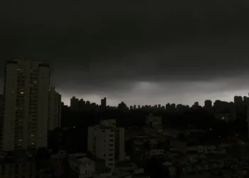 Céu completamente escuro sobre a cidade de São Paulo com nuvens pesadas