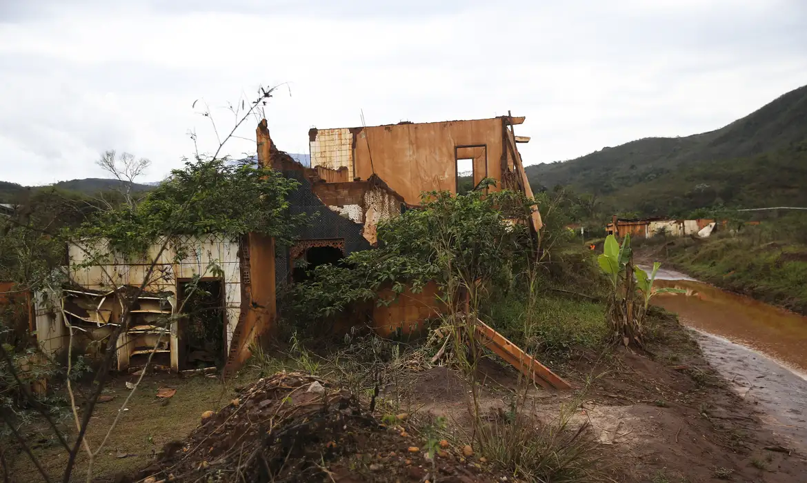 Casa destruída e tomada pelo mato ao lado de estrada barrenta em área rural, 2026