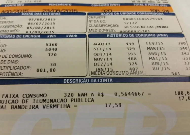 Imagem de uma conta de luz mostrando os detalhes de consumo de energia e valores, com destaque para o desconto aplicado para famílias de baixa renda.