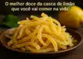Tiras de doce de casca de limão cristalizadas em um prato marrom, com limão ao fundo