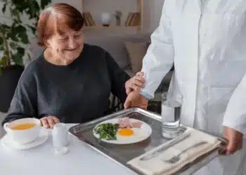 Idosa recebendo refeição nutritiva com ovos indicada para dietas de pessoas acima dos 60 anos.