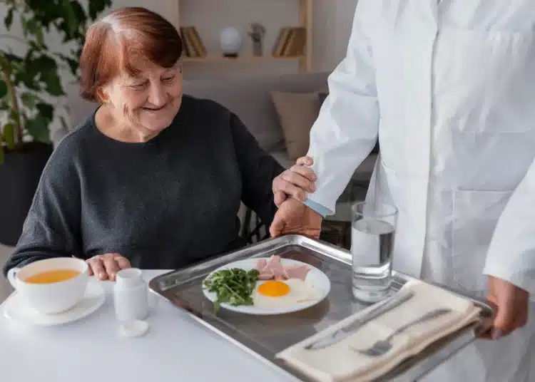 Idosa recebendo refeição nutritiva com ovos indicada para dietas de pessoas acima dos 60 anos.