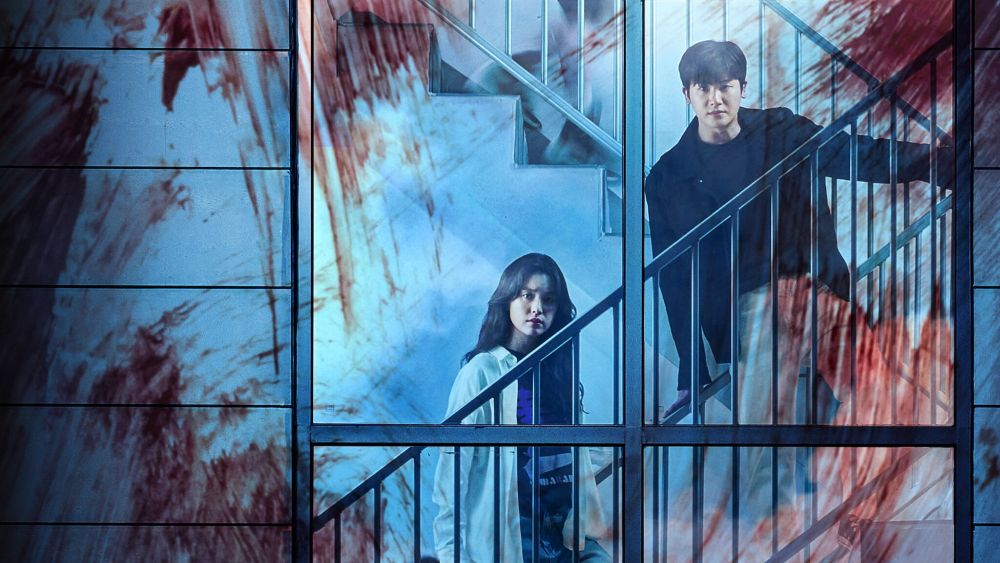 Cartaz oficial do dorama "Happiness" mostrando a dupla de protagonistas (Han Hyo-joo e Park Hyung-sik) em uma escadaria de prédio, com o fundo manchado de vermelho, simulando sangue, e uma atmosfera de terror.