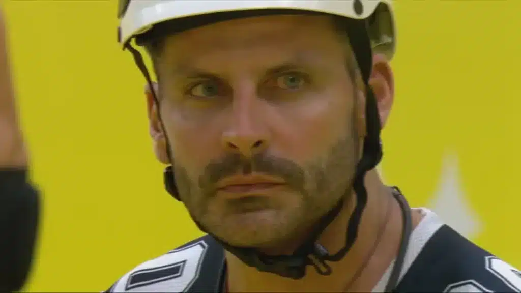 Henri Castelli é retirado da prova de resistência no BBB26 após passar mal.