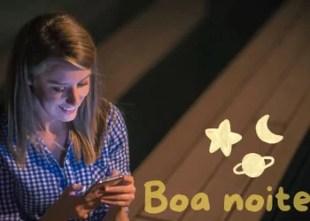 Mulher sorrindo ao celular à noite, com estrelas, lua e planeta desenhados ao redor, acompanhados de uma mensagem de boa noite.