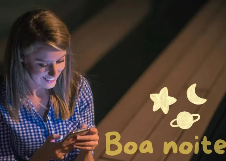 Mulher sorrindo ao celular à noite, com estrelas, lua e planeta desenhados ao redor, acompanhados de uma mensagem de boa noite.