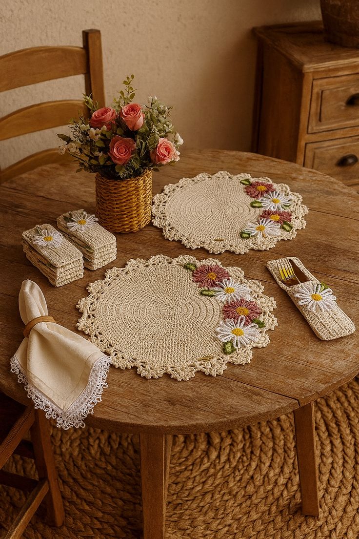 Mesa de madeira com sousplats de crochê, porta-talheres e flores artesanais