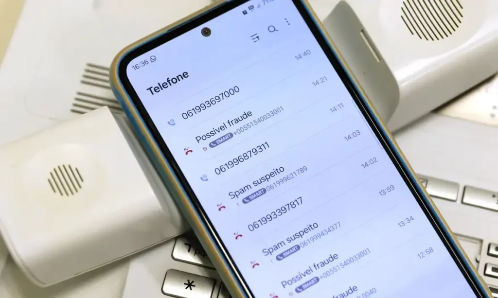 Tela de celular mostrando chamadas suspeitas de fraude e spam no histórico de chamadas.