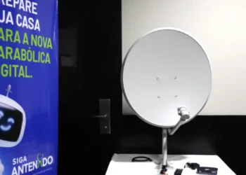 Antena parabólica digital do programa Brasil Conectado, instalada para levar TV aberta gratuita a famílias em áreas com pouco ou nenhum sinal terrestre