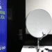 Antena parabólica digital do programa Brasil Conectado, instalada para levar TV aberta gratuita a famílias em áreas com pouco ou nenhum sinal terrestre