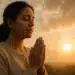 Mulher meditando ou orando ao entardecer