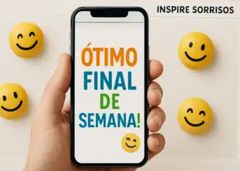 Mão segurando celular representando mensagem enviada aos amigos e familiares com título "Ótimo final de semana" e emojis sorridentes ao fundo.