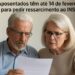 Casal de idosos lendo um documento importante.