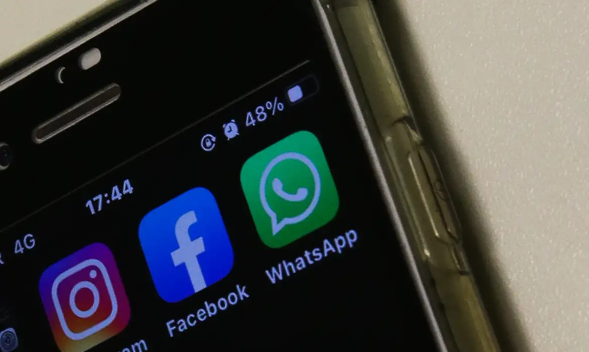 Tela de smartphone exibindo ícones dos aplicativos Instagram, Facebook e WhatsApp em 2026