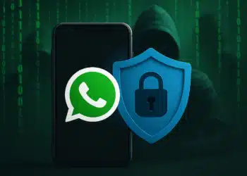 Celular com logo do WhatsApp e escudo azul com cadeado, fundo com figura de hacker e códigos binários