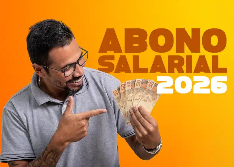 Homem de óculos sorri e aponta para notas de R$ 50 em leque diante de fundo laranja vibrante