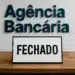 Placa de fechado em agência bancária.