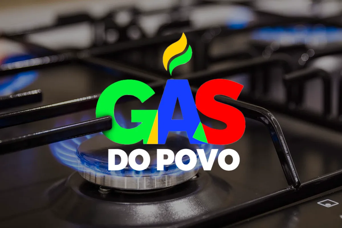 Boca de fogão com chama azul e logo colorido do Gás do Povo ao centro da imagem.