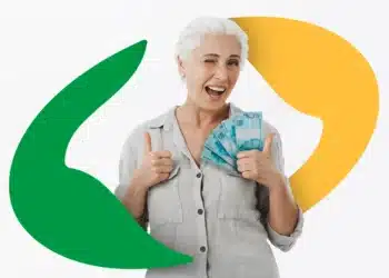 Mulher idosa segura notas de R$100 e faz sinal positivo, sorrindo diante de símbolos coloridos.