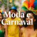 Pessoas com fantasias coloridas e adereços de carnaval sorrindo durante desfile de rua.