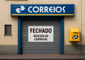 Fachada de agência dos Correios com placa de fechado para o Carnaval