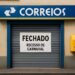 Fachada de agência dos Correios com placa de fechado para o Carnaval