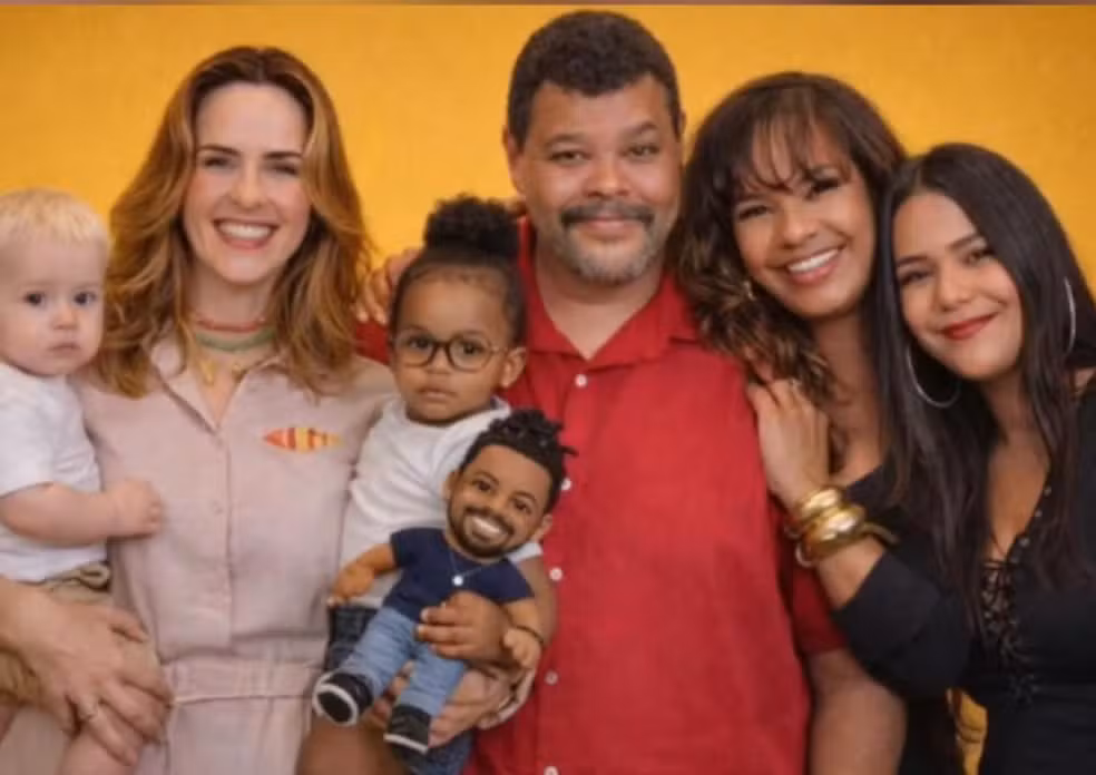 Brothers e sisters posam juntos em sofá colorido imitando personagens icônicos da série